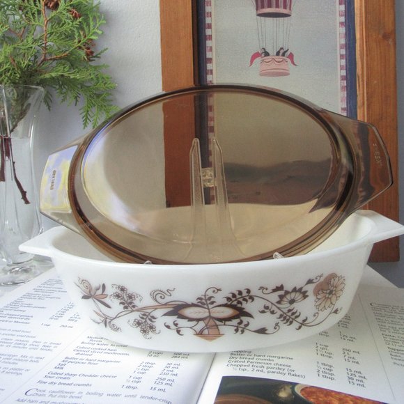 Oval Casserole Dish Brown Vine with Smoky Brown Glass Lid by Pyrex, England - Picture 2 of 16